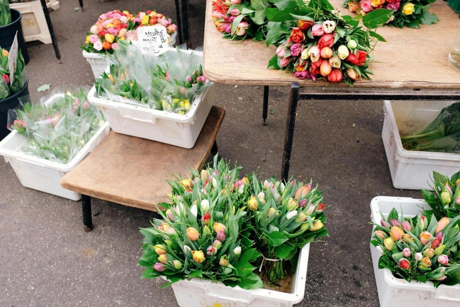 Наша команда за работой создаёт флористические композиции